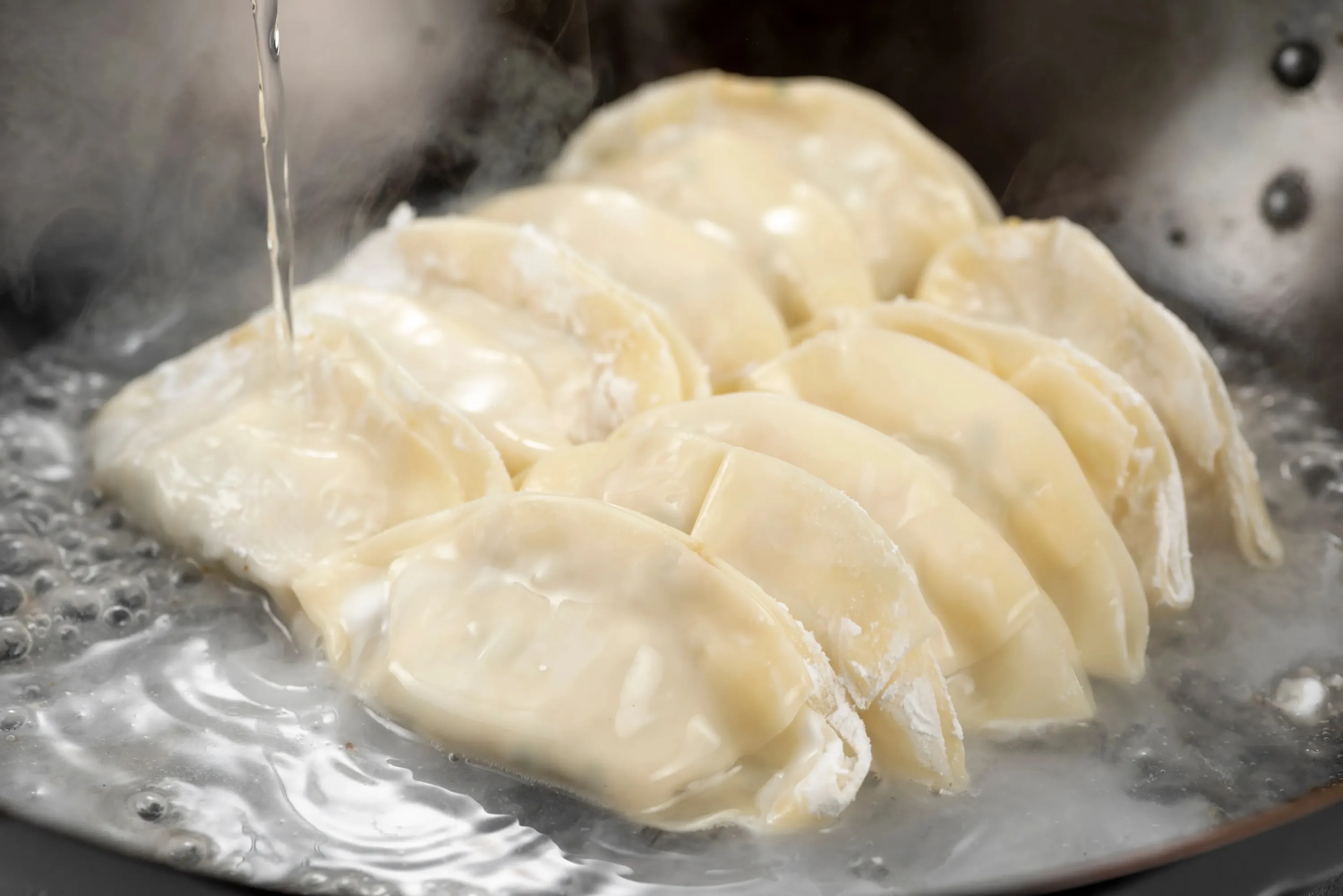 餃子の調理風景